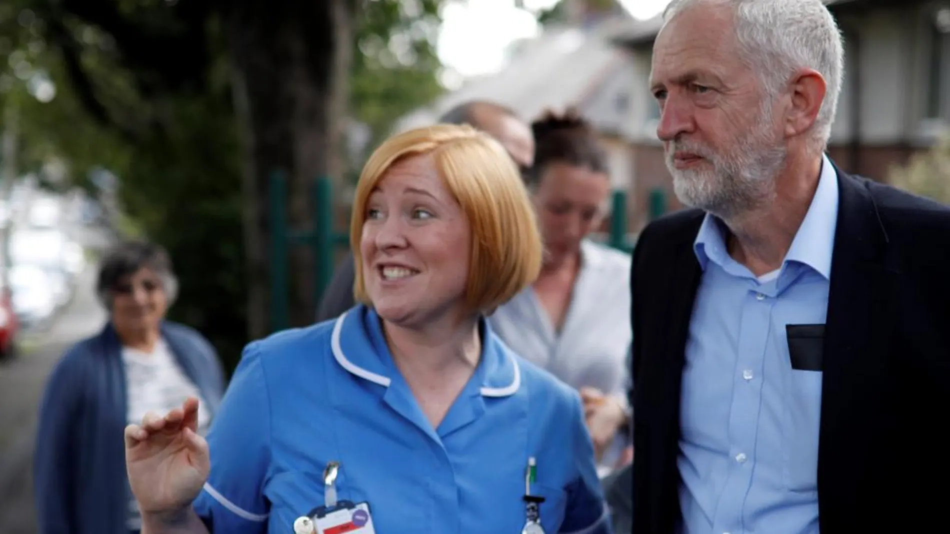 Jeremy Corbyn habla con una enfermera durante una visita al Hope Centre en Bolton