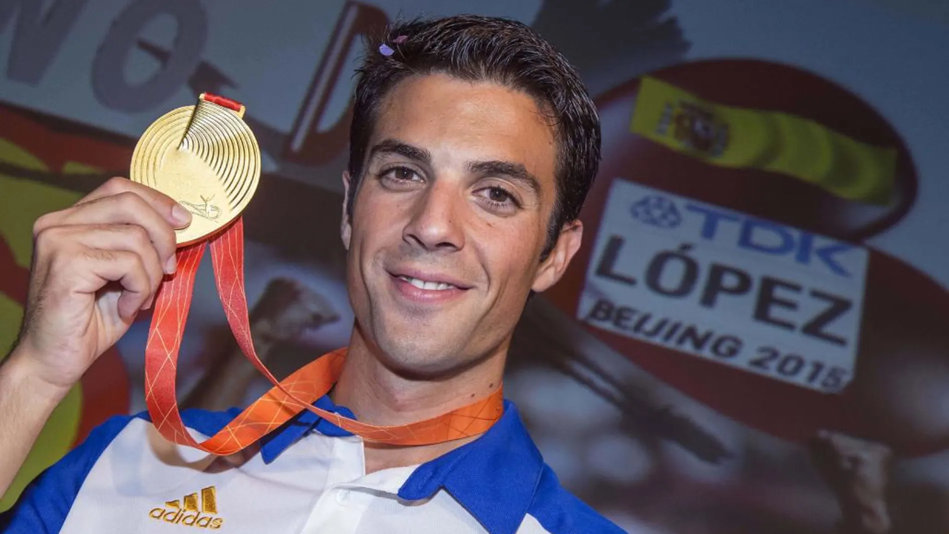El atleta español Miguel Ángel López, que acaba de proclamarse campeón del mundo de 20 km. marcha en Pekín