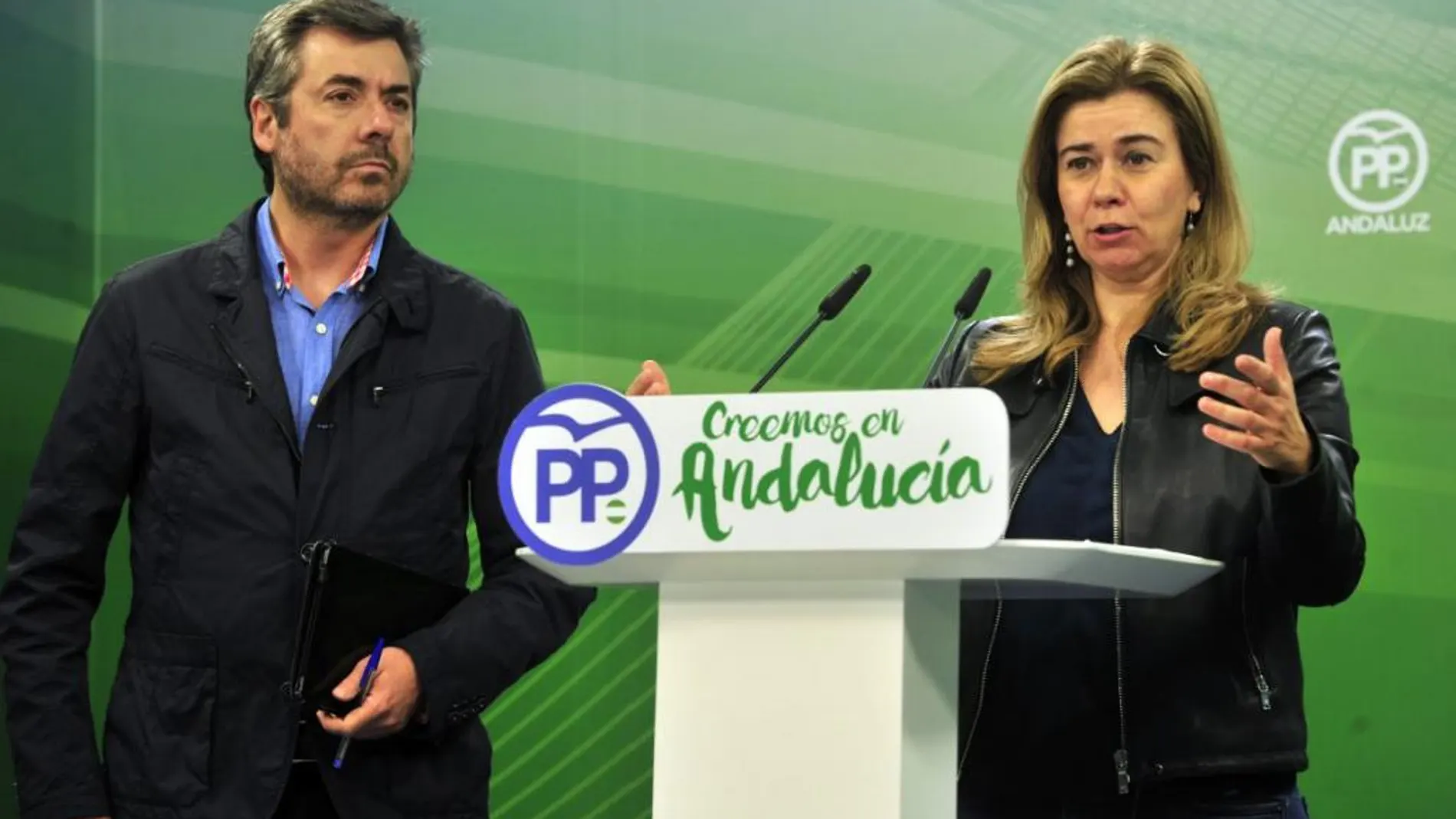 Los diputados del PP-A Teresa Ruiz-Sillero y Miguel Ángel Torrico, ayer, en la sede su partido
