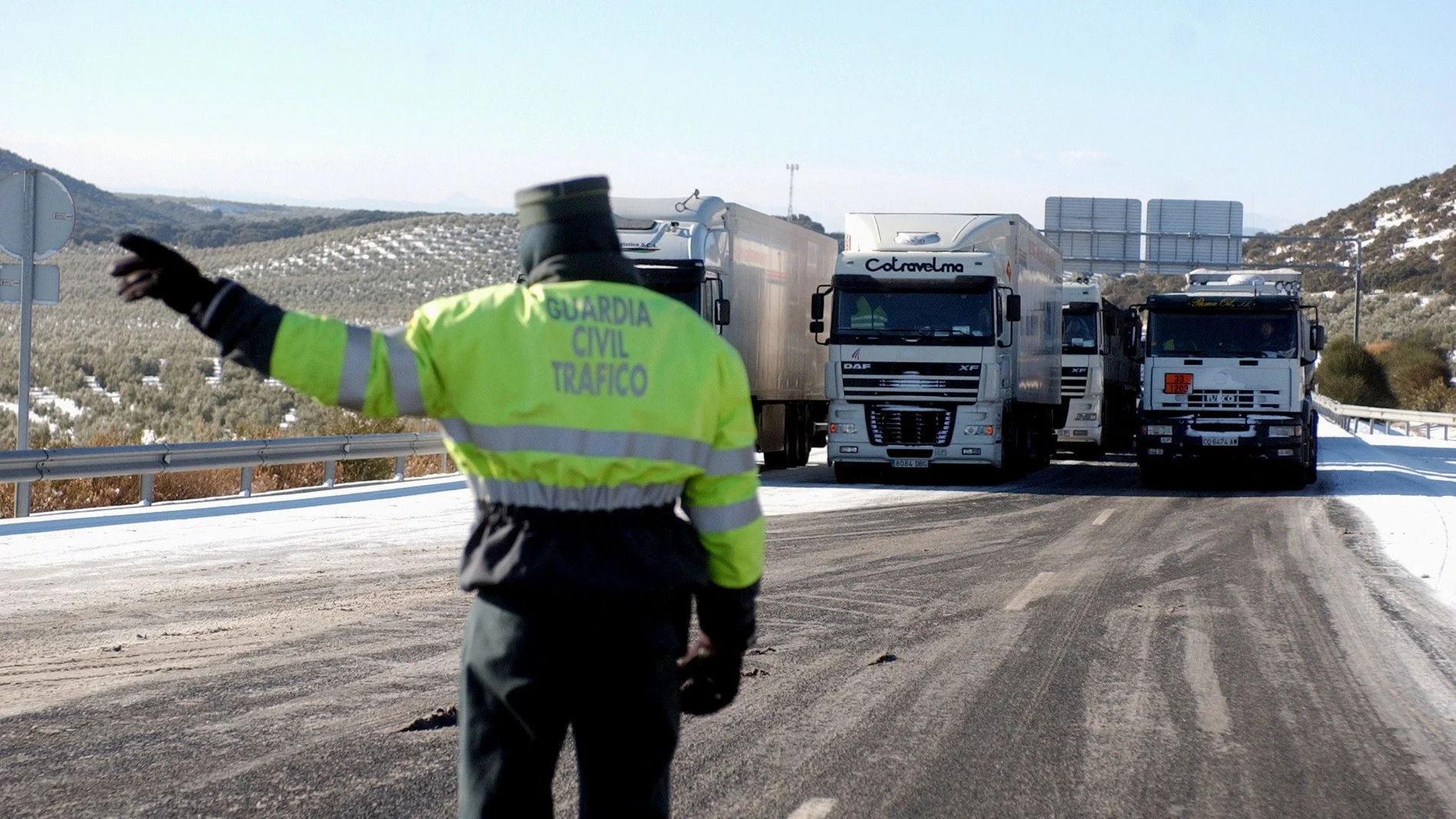 La ola de frío que entró anoche en la Región ha obligado a poner medidas de prevención viaria para evitar posibles accidentes provocados por las placas de hielo en las carreteras regionales