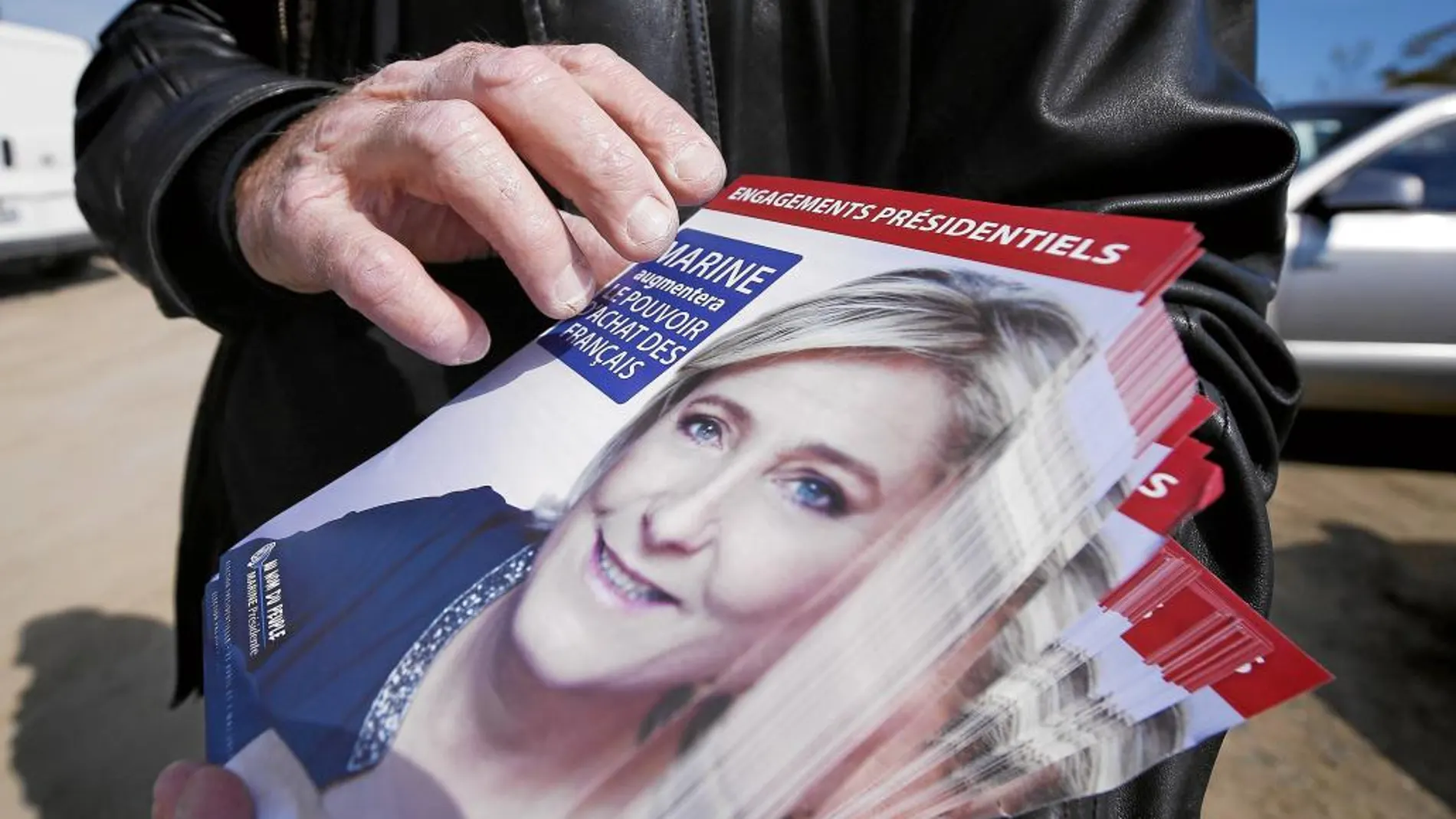Un voluntario del equipo de campaña de Marine Le Pen reparte propaganda electoral ayer en Valbonne