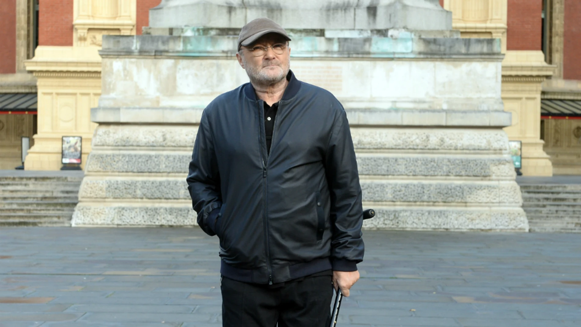 Phil Collins se recupera favorablemente tras su reciente hospitalización