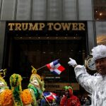 El desfile del Día de la Hispanidad que se celbra en Nueva York, a su paso por el edificio de Donald Trump