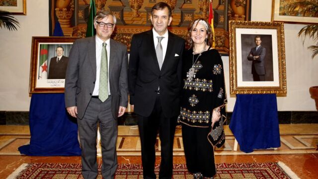 En el centro el anfitrión argelino, embajador Mohammed Haneche, acompañado a su izquierda por el secretario de Estado del MAE, don Ignacio Ybáñez Rubio y a su derecha su señora esposa