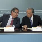 El ministro del Interior, Juan Ignacio Zoido, y el presidente de la Fundación Bancaria "la Caixa", Isidro Fainé, durante la firma de un convenio para impulsar Reincorpora