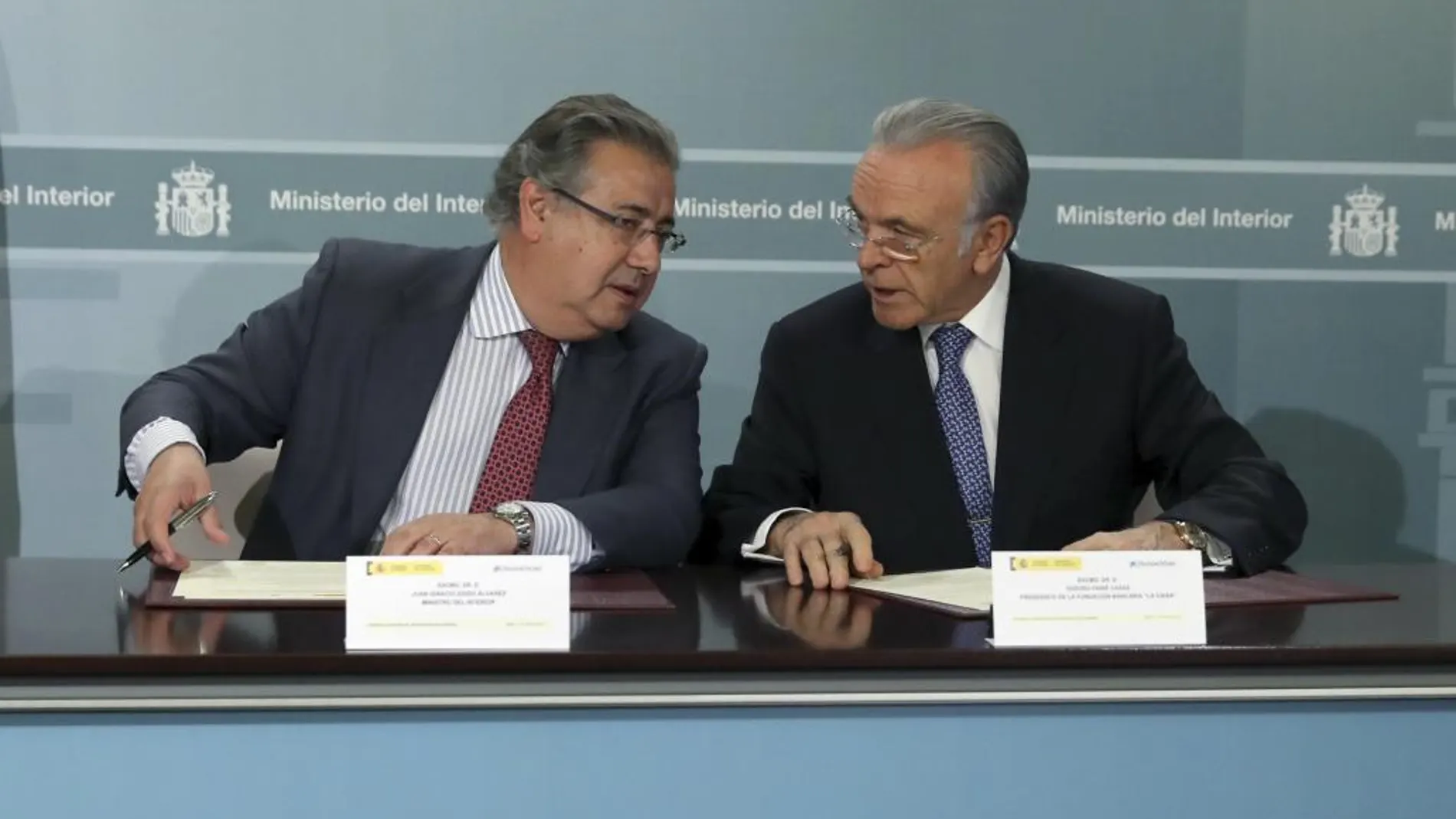 El ministro del Interior, Juan Ignacio Zoido, y el presidente de la Fundación Bancaria "la Caixa", Isidro Fainé, durante la firma de un convenio para impulsar Reincorpora