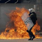 Un policía antidisturbios durante la manifestación en Atenas