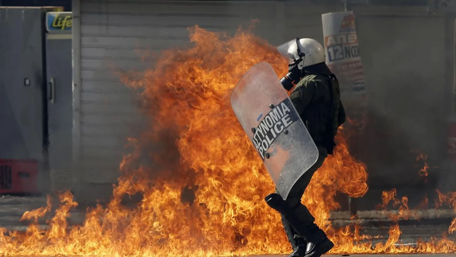 Un policía antidisturbios durante la manifestación en Atenas