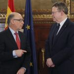 El presidente de la Generalitat, Ximo Puig, ayer con el ministro de Hacienda, Cristóbal Montoro