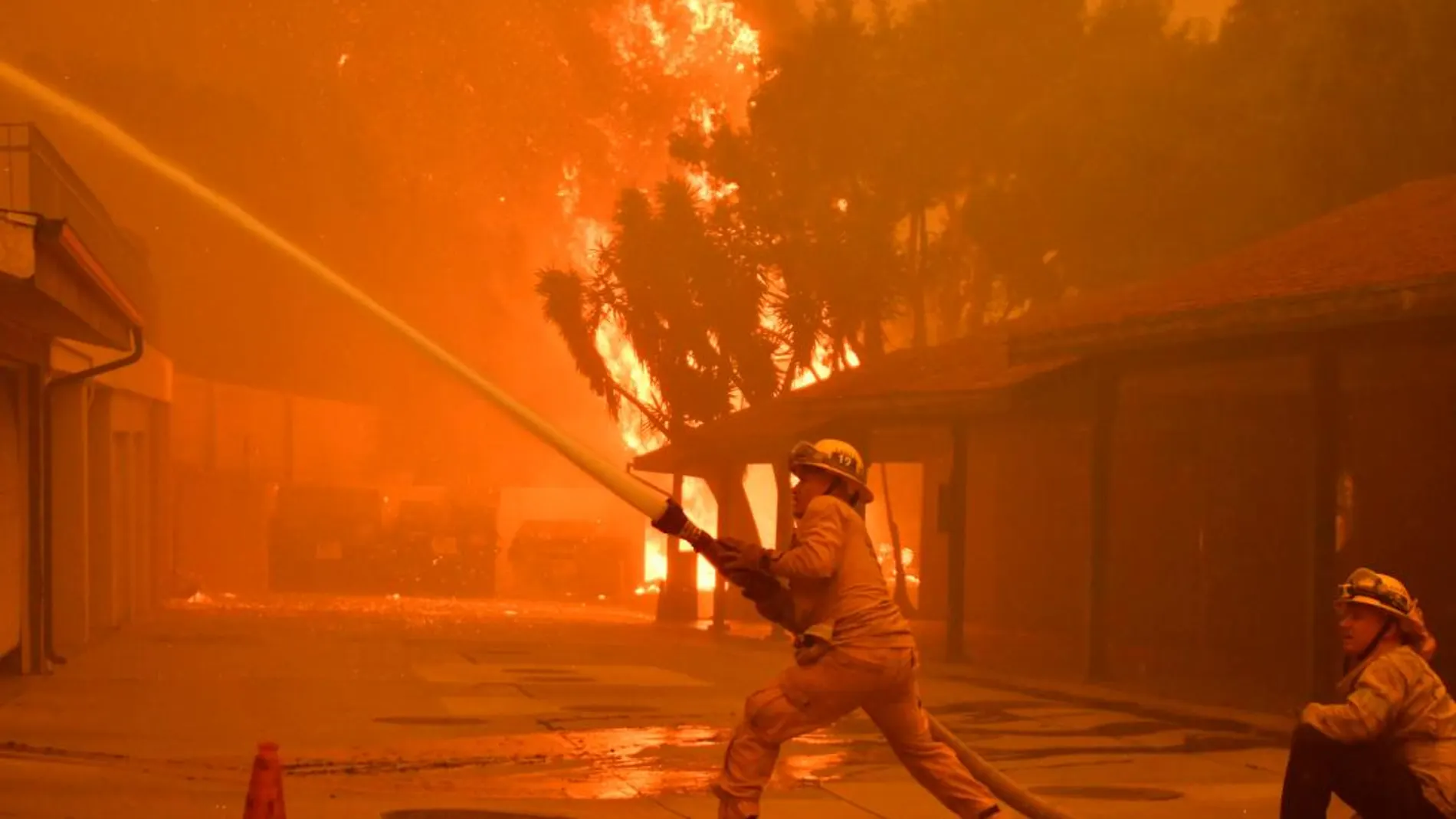 Los bomberos luchan contra el fuego en Malibu, California / Foto: Reuters