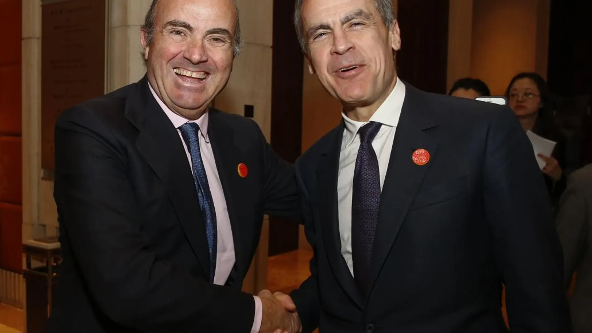 Luis de Guindos y el gobernador del Banco de Inglaterra, Mark Carney