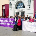 Más de 200 vecinos protestaron ayer por estos hechos ante la sede del Ayuntamiento de Santa Coloma de Gramenet. Efe