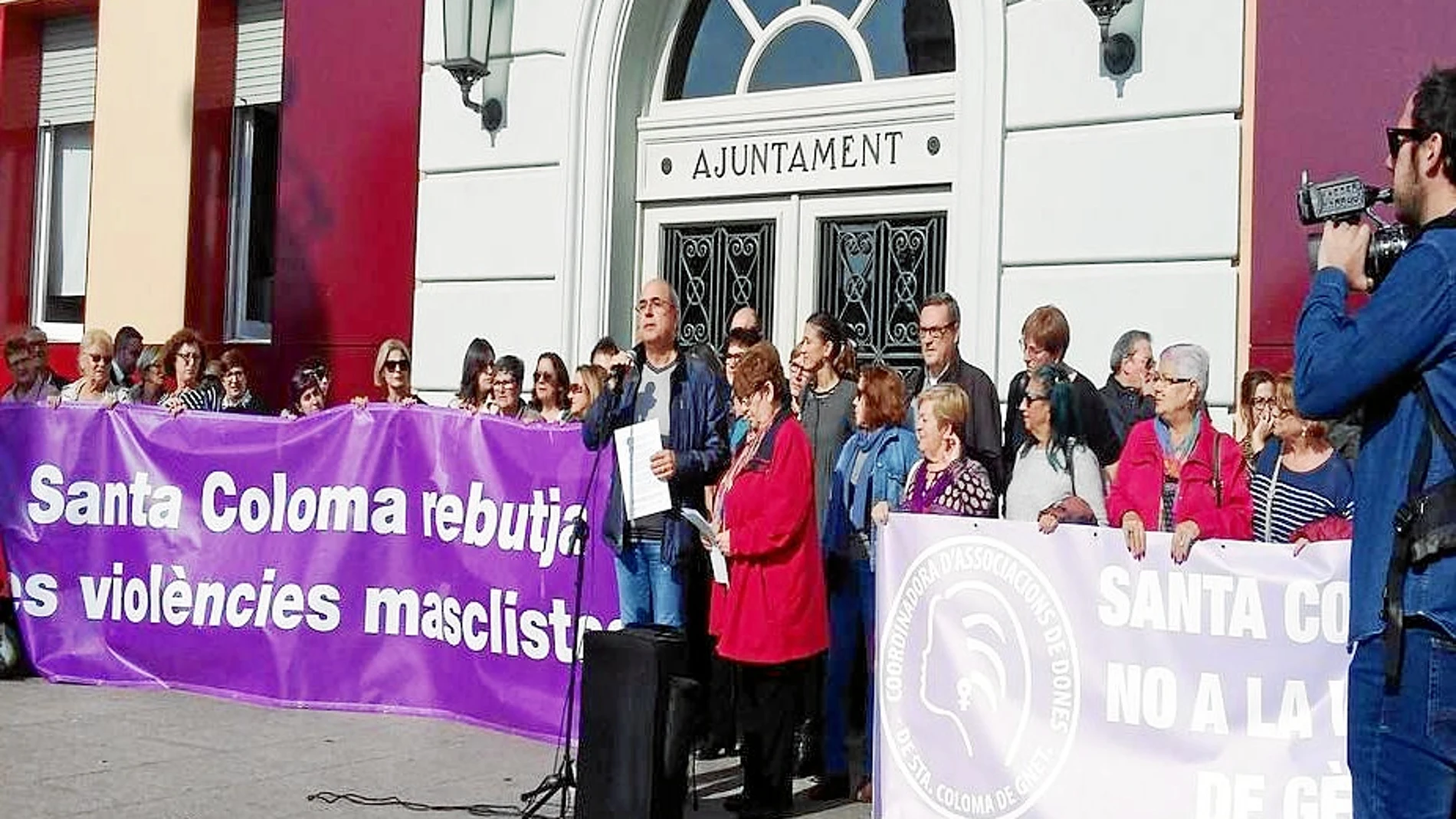 Más de 200 vecinos protestaron ayer por estos hechos ante la sede del Ayuntamiento de Santa Coloma de Gramenet. Efe