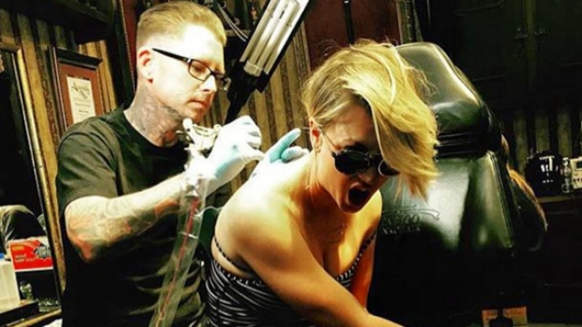 kaley Cuoco sufre para borrarse el tatuaje