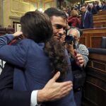 El secretario general del PSOE Pedro Sánchez, tras salir victorioso de la moción de censura es felicitado por Pablo Iglesias. Foto. Efe
