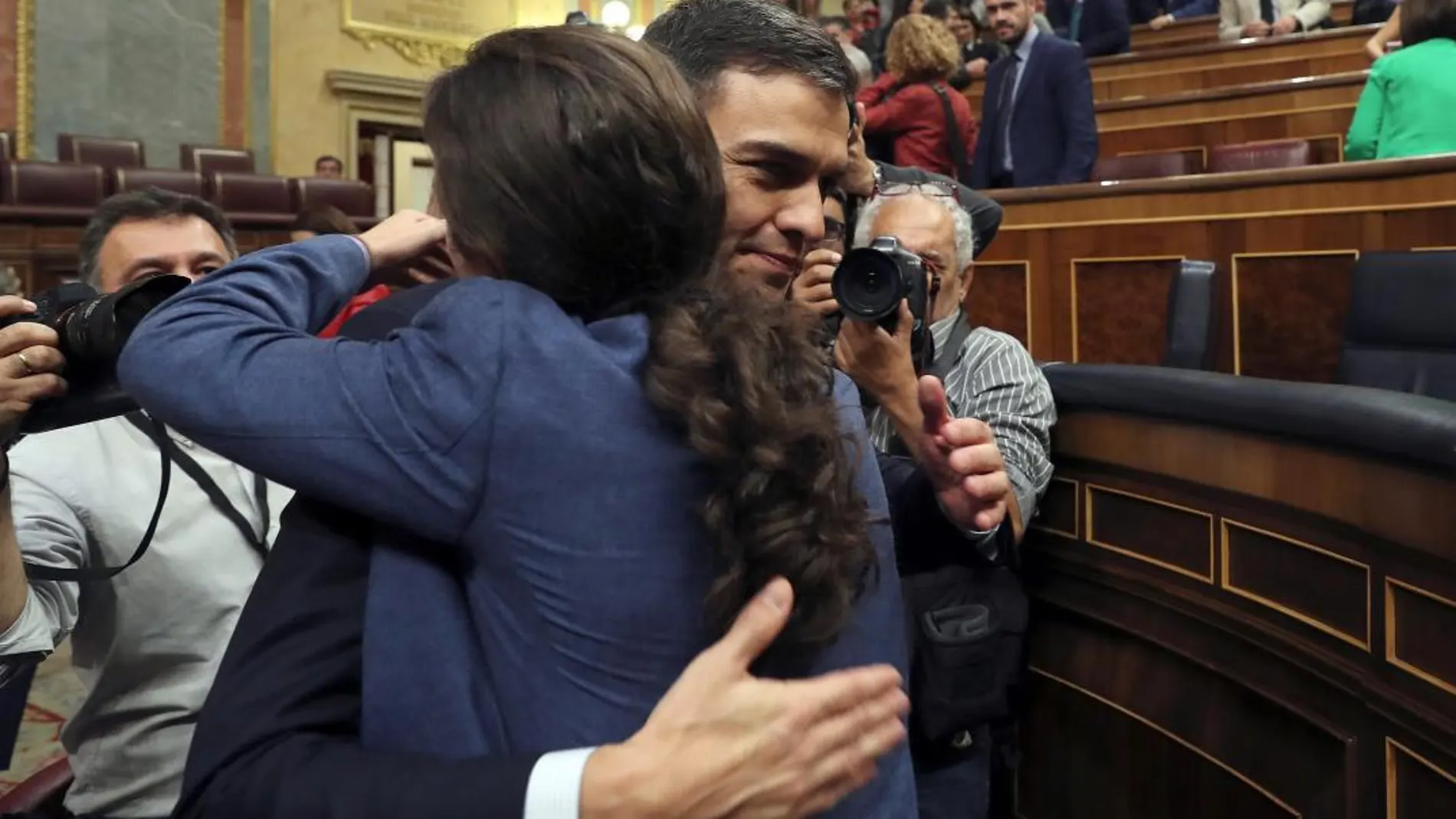 El secretario general del PSOE Pedro Sánchez, tras salir victorioso de la moción de censura es felicitado por Pablo Iglesias. Foto. Efe