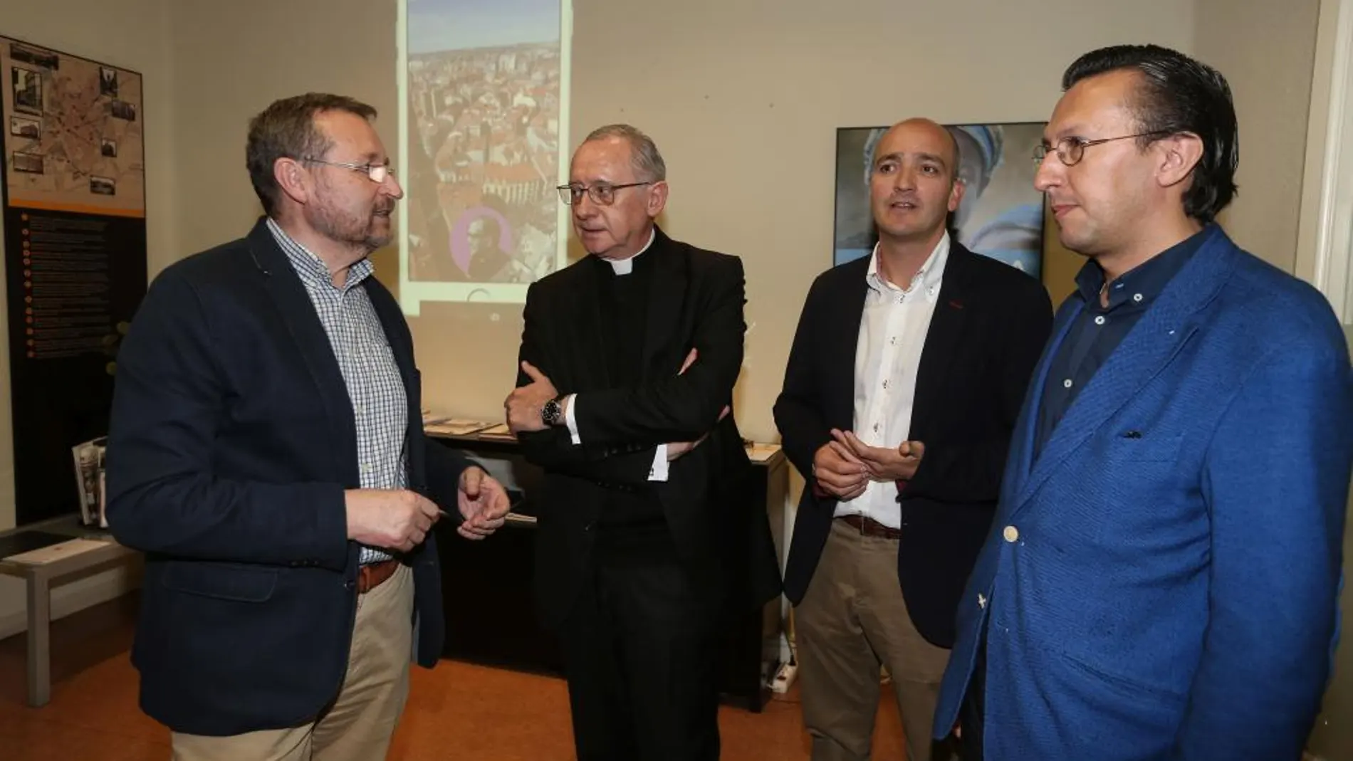 Ignacio Aparisi, prelado del Opus Dei en Valladolid; Luis Fernández Vaciero, director de la Oficina de Información de esta institución; Javier Burrieza, historiador; y José Antolínez, Superior del Colegio Lourdes