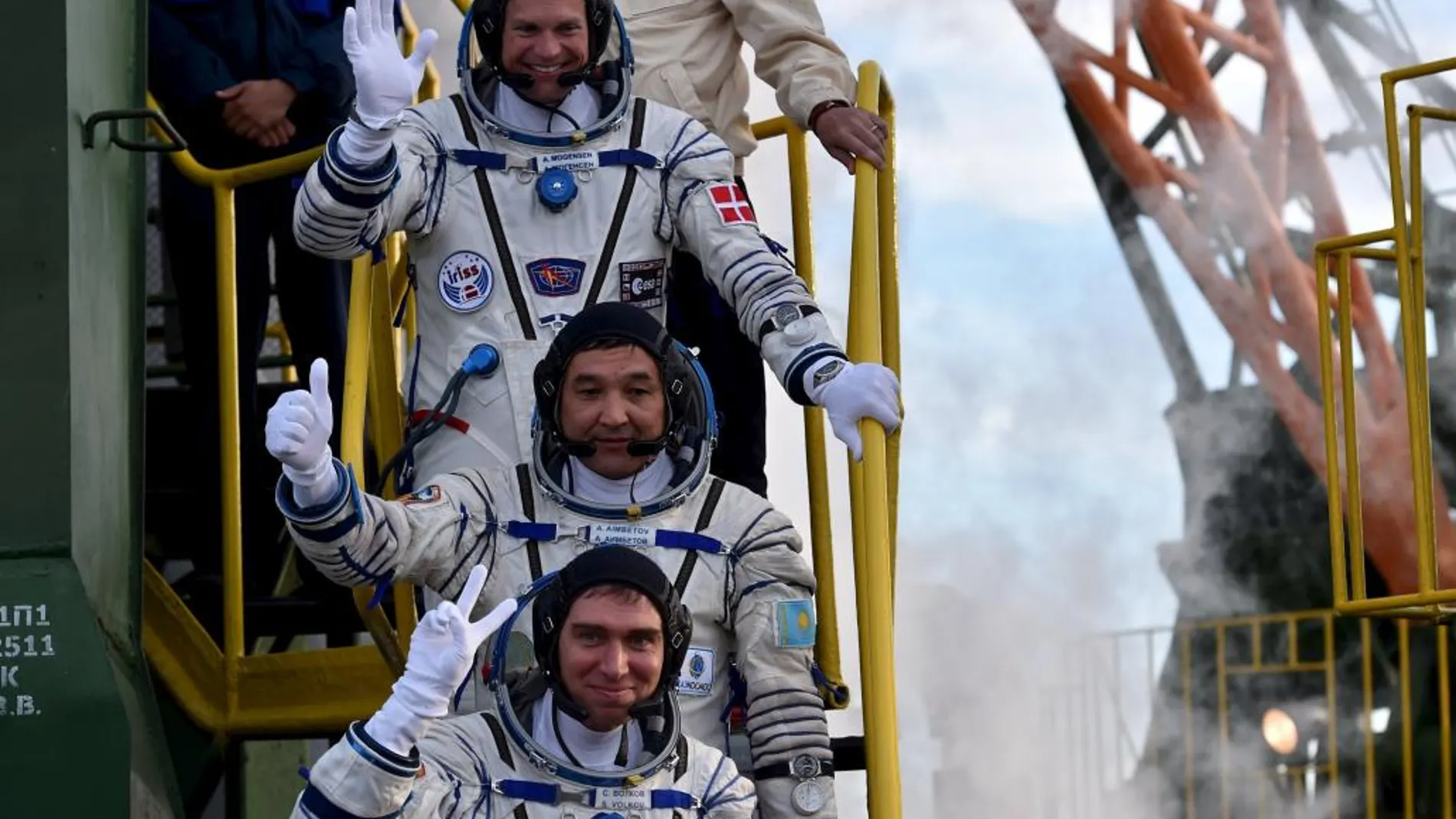 El ruso Serguéi Volkov, comandante de la nave, el danés Andreas Mogensen y el kazajo Aidín Aimbétov, momentos antes de subir a la nave Soyuz