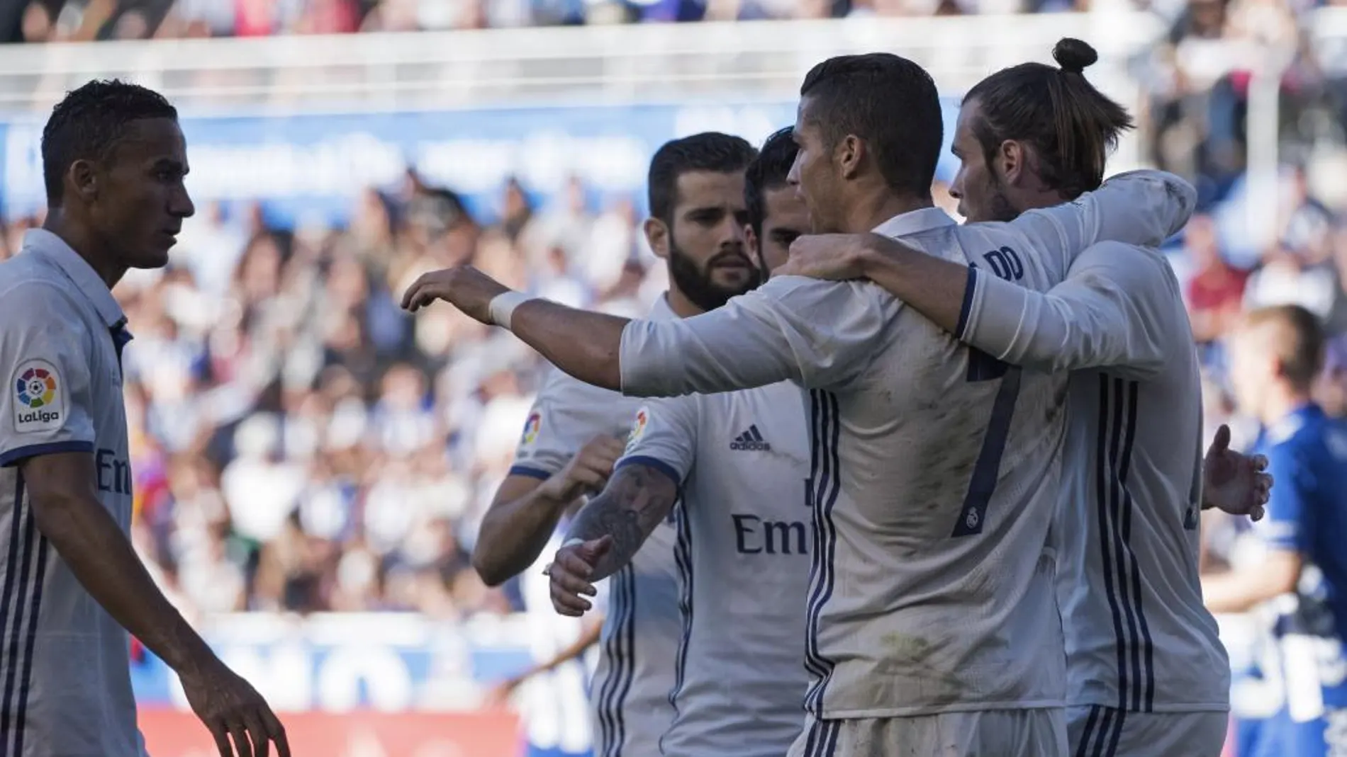 Cristiano Ronaldo celebra con sus compañeros, el gol marcado ante el Alavés, el segundo del equipo,