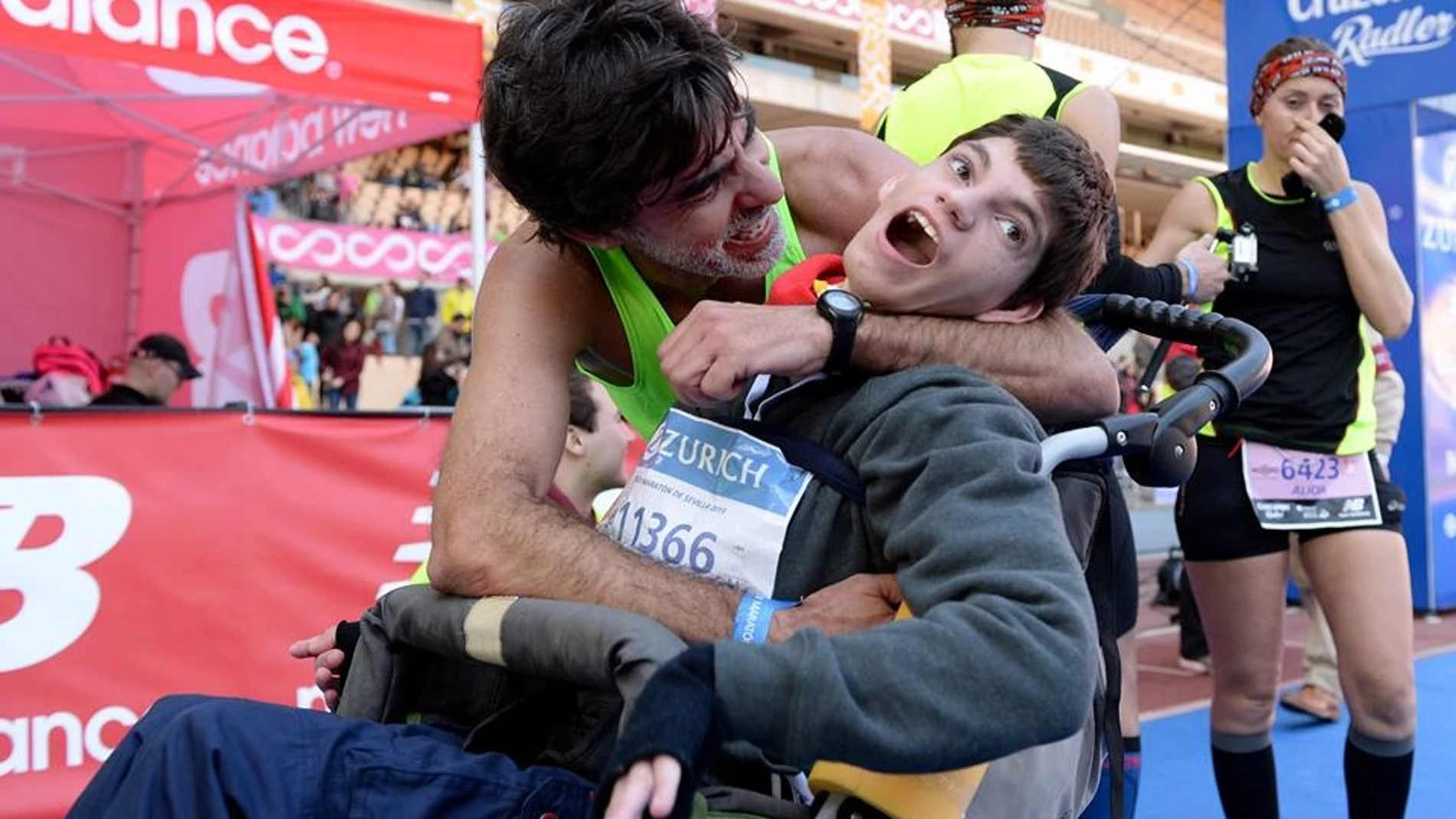 José Manuel Roás y su hijo tras finalizar una carrera