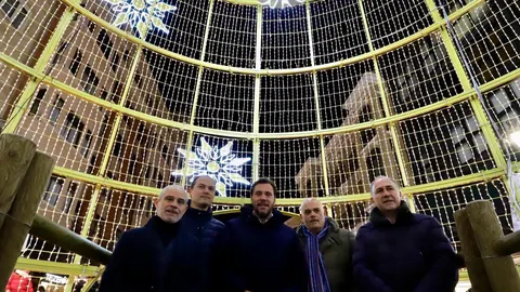 El alcalde de Valladolid, Óscar Puente; el concejal de Hacienda, Antonio Gato, y el presidente de la Cámara de Comercio, Víctor Caramanzana, entre otros, encienden la iluminación de la gran bola de Navidad de la calle Santiago