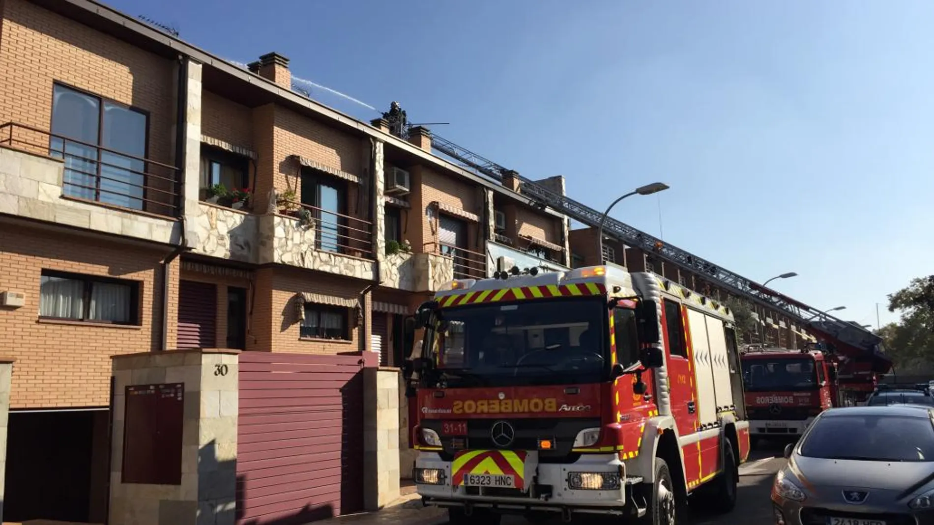 Herido un bombero en la extinción de un incendio en Pinto