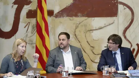 El presidente de la Generalitat, Carles Puigdemont, junto al vicepresidente y conseller de Economía y Hacienda, Oriol Junqueras y la consellera portavoz, Neus Munté, durante la última reunión ordinaria antes de las vacaciones de verano
