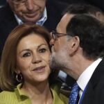 Mariano Rajoy saluda a María Dolores de Cospedal