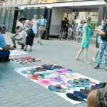 El «top manta» se ha convertido en los últimos años en uno de de los principales problemas de Barcelona en los últimos años, y en una pesadilla para los comerciantes