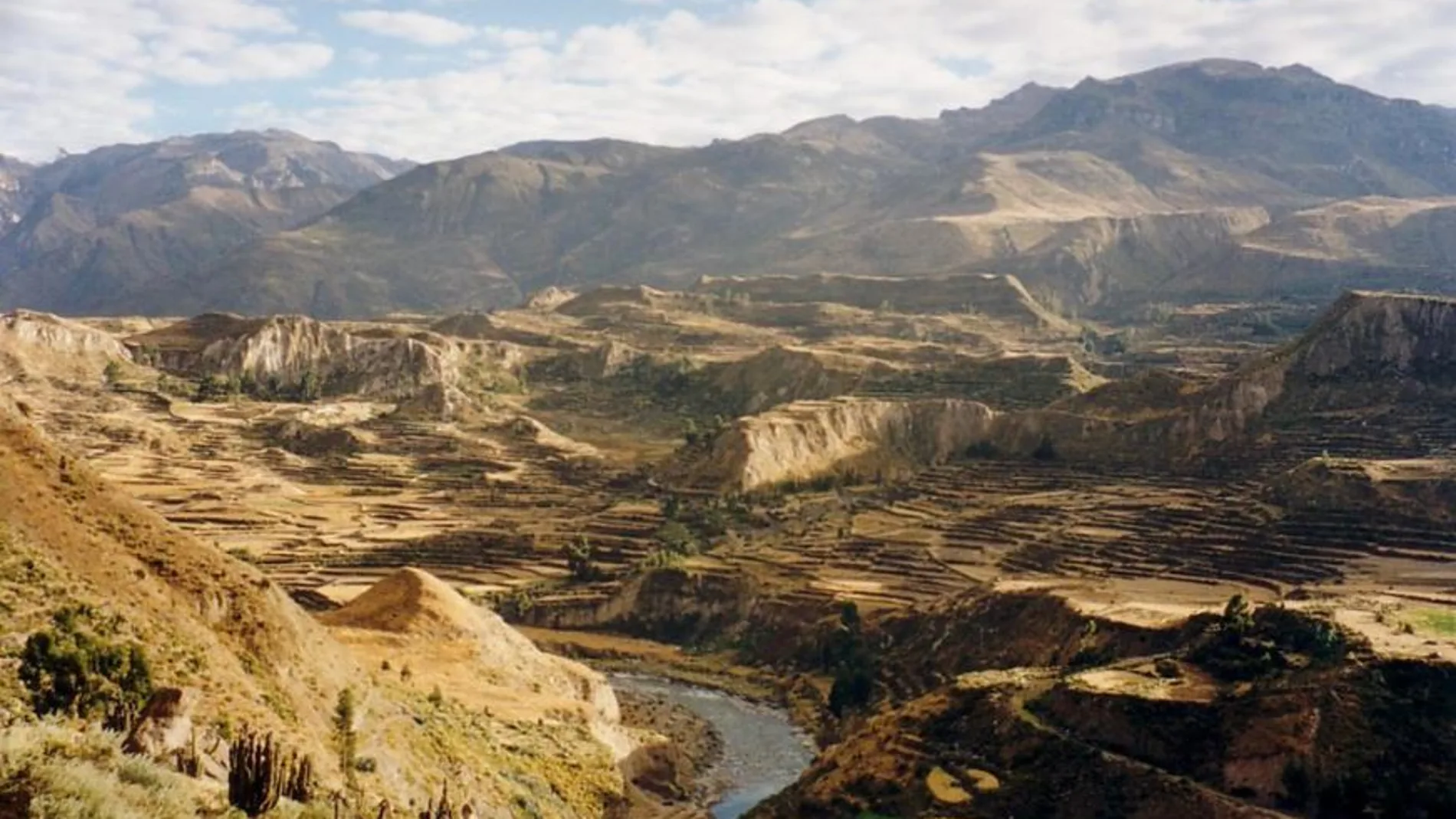 Cañón de Colca es uno de los más profundos del mundo y un popular destino para hacer senderismo en Perú / Efe