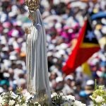 Miles de personas se dieron cita ayer y anteayer en el Santuario de Fátima para rezar a la Virgen, con motivo de las apariciones que tuvieron lugar en 1917 a tres niños pastores