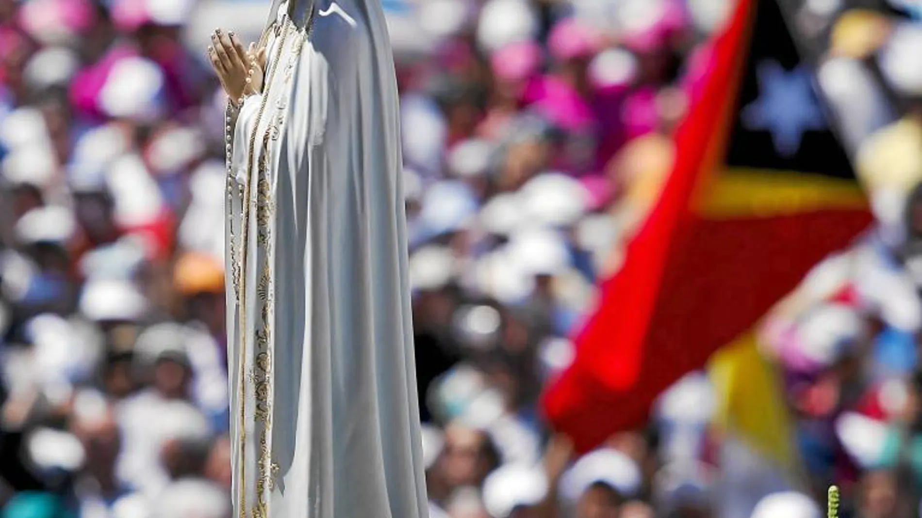 Miles de personas se dieron cita ayer y anteayer en el Santuario de Fátima para rezar a la Virgen, con motivo de las apariciones que tuvieron lugar en 1917 a tres niños pastores