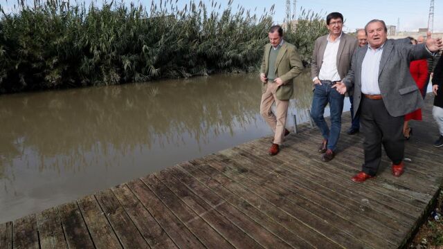 Juan Marín, de paseo electoral por Isla Mayor (Sevilla) / Foto: Efe
