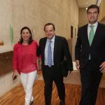 El presidente del Consejo Consultivo, Mario Amilivia llega a la comisión en compañía de los procuradores populares Ángel Ibáñez y Ana Rosa Sopeña