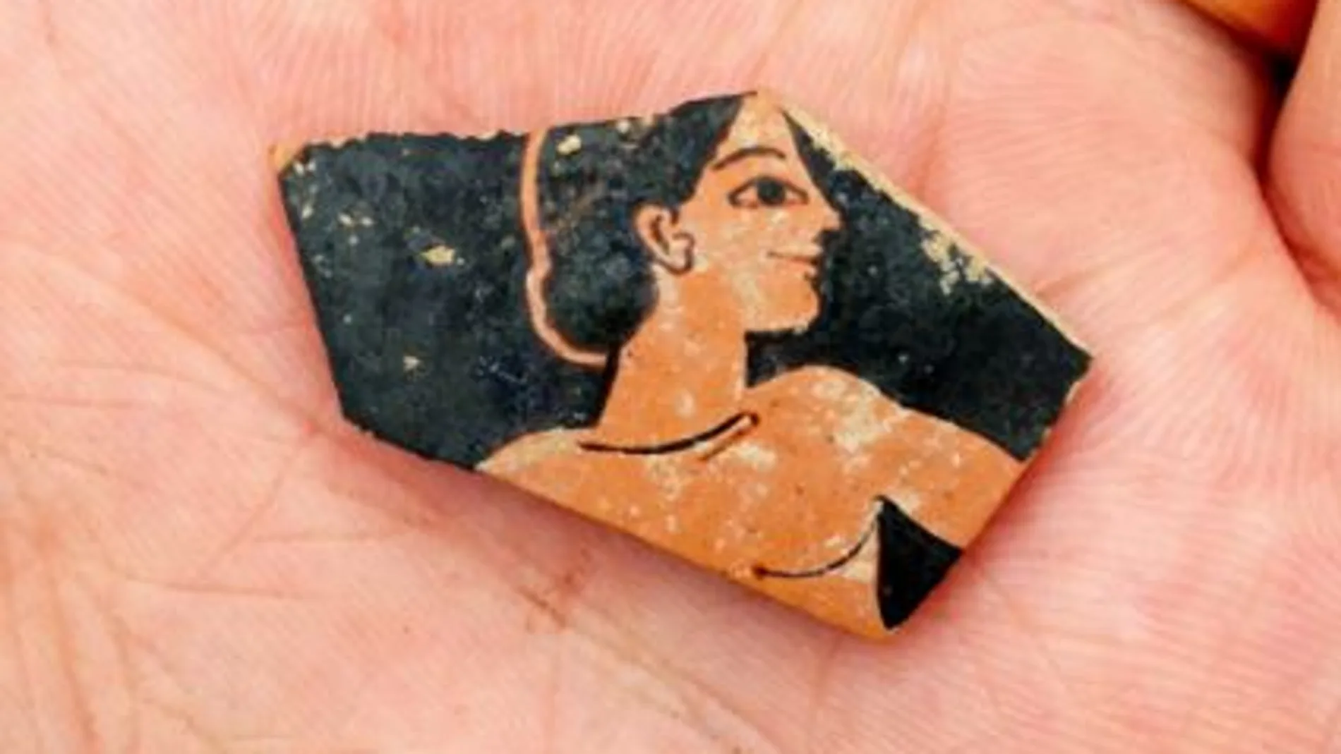 Fragnento de un trozo de cerámica decorada con la imagen de una figura en todos rojos, de unos 500 años a. de C.