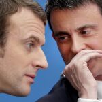 Imagen de archivo de 2005 Manuel Valls, cuando era primer ministro, conversando con Macron, entonces ministro de Economía