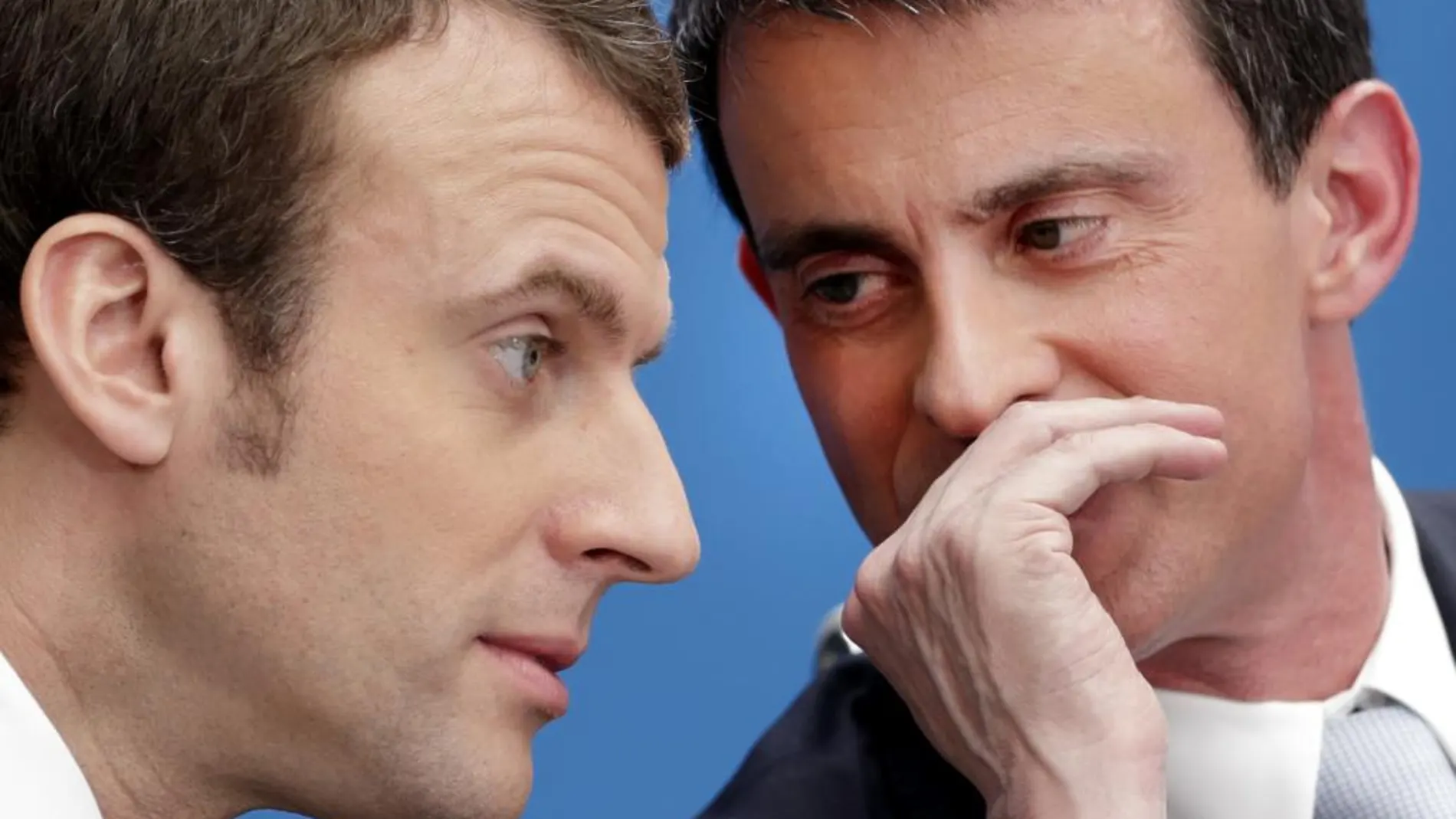 Imagen de archivo de 2005 Manuel Valls, cuando era primer ministro, conversando con Macron, entonces ministro de Economía