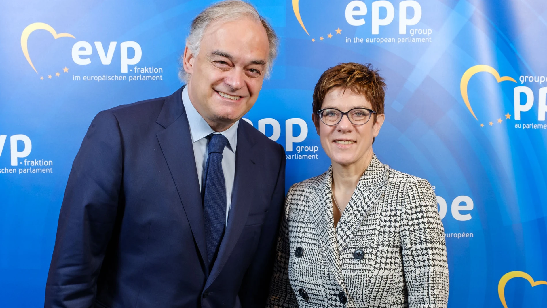 Esteban González Pons y la nueva presidenta de la CDU, Annegret Kramp-Karrenbauer, hoy, en el Parlamento de Bruselas