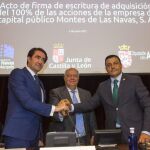 Juan Carlos Suárez-Quiñones, Gerardo Pérez y Carlos García, firman la compra de los terrenos de Montes de Las Navas