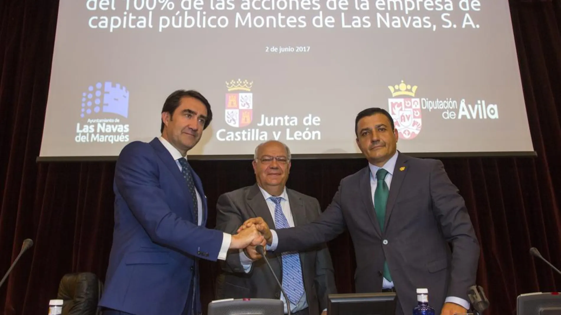 Juan Carlos Suárez-Quiñones, Gerardo Pérez y Carlos García, firman la compra de los terrenos de Montes de Las Navas