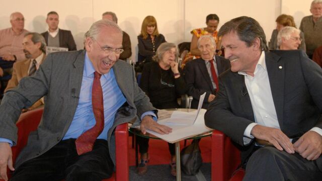 El presidente de la Fundación Pablo Iglesias, Alfonso Guerra, junto al de la gestora, Javier Fernández, ayer en el relanzamiento de «El Socialista» en Ferraz