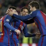 Leo Messi (i) celebra con sus compañeros Neymar (C) y Gerard Piqué (d) su tanto .