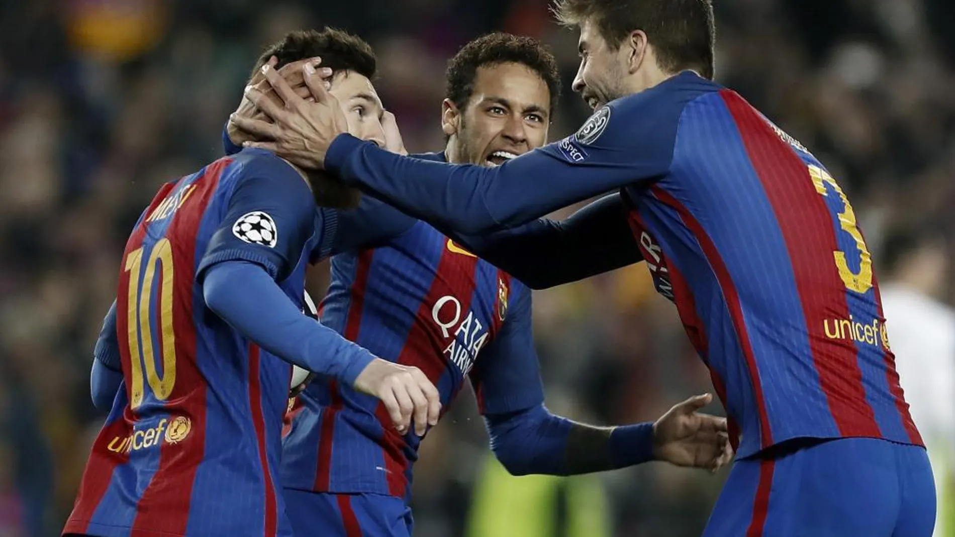 Leo Messi (i) celebra con sus compañeros Neymar (C) y Gerard Piqué (d) su tanto .