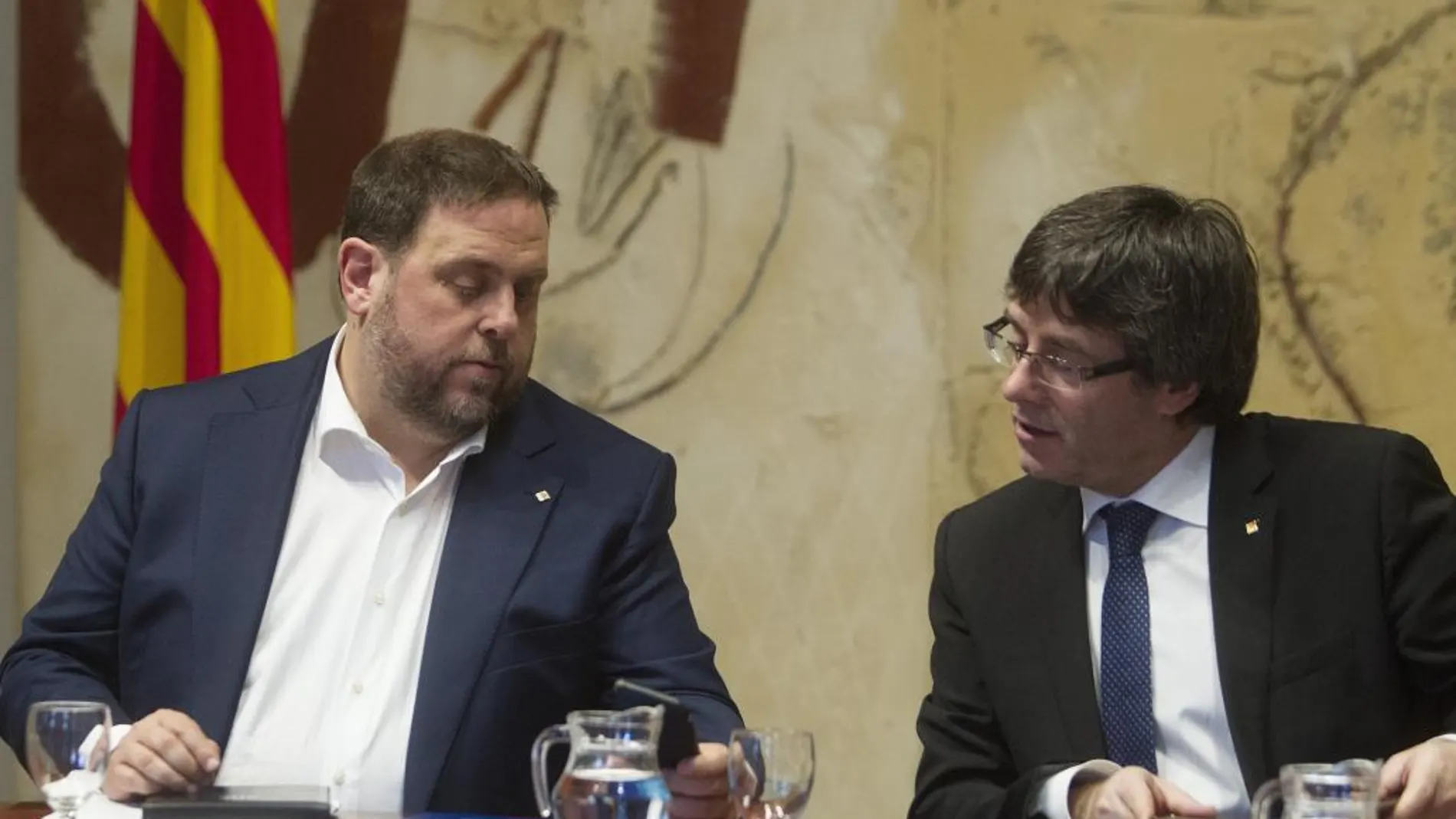 El presidente de la Generalitat, Carles Puigdemont, junto al vicepresidente, Oriol Junqueras