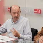 LA IMAGEN. Rubalcaba estuvo reunido con su equipo económico ayer por la tarde en Ferraz para buscar «medidas alternativas» para reactivar el crecimiento y la creación de empleo