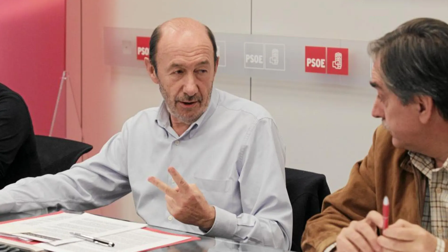 LA IMAGEN. Rubalcaba estuvo reunido con su equipo económico ayer por la tarde en Ferraz para buscar «medidas alternativas» para reactivar el crecimiento y la creación de empleo