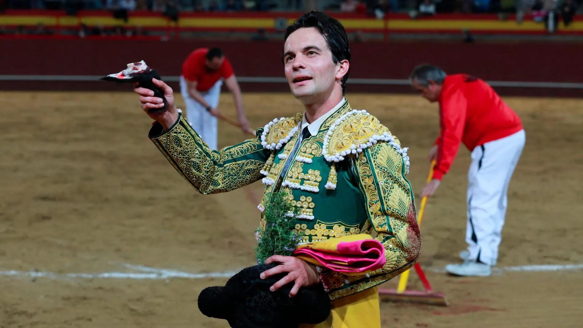 Juan del Álamo pasea el trofeo obtenido