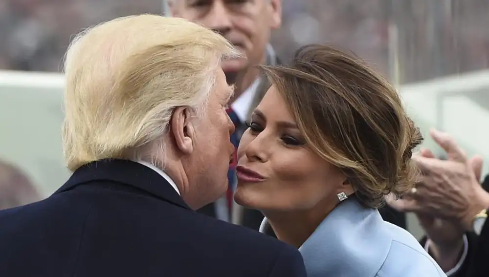 El presidente de EE.UU., Donald J. Trump besa a su esposa, Melania, antes de ser investido como el presidente número 45 de la historia de los Estados Unidos