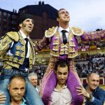 Los diestros Juan José Padilla y David Fandila “El Fandi” salen a hombros esta tarde tras el festejo taurino de la Feria de Nuestra Señora de San Lorenzo de Valladolid / Efe