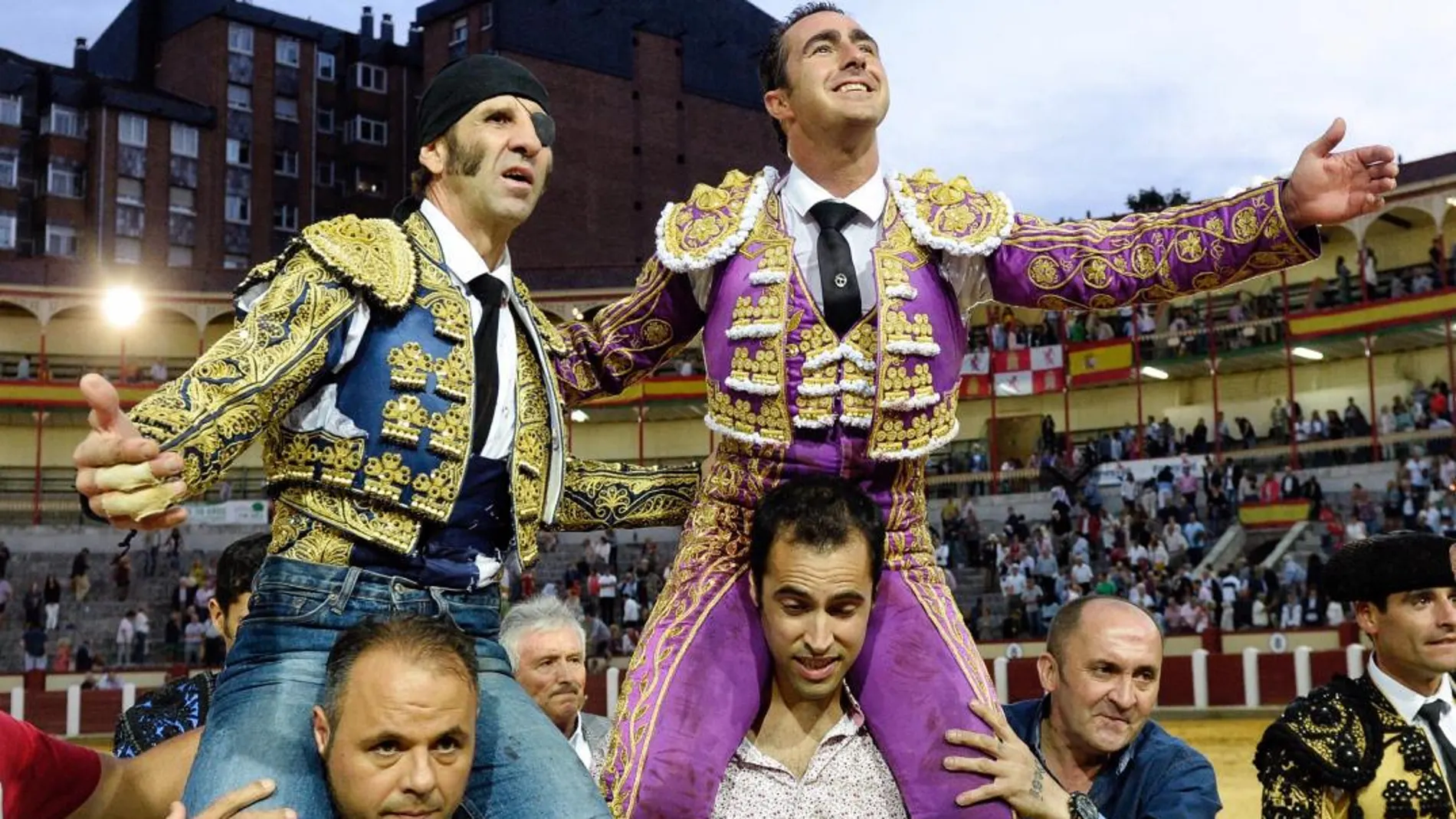 Los diestros Juan José Padilla y David Fandila “El Fandi” salen a hombros esta tarde tras el festejo taurino de la Feria de Nuestra Señora de San Lorenzo de Valladolid / Efe